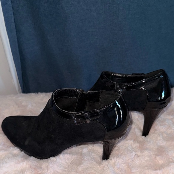 Bandolino Women's Black Ankle Booties Size 8M - Picture 3 of 15